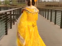 小姐姐穿汉服爬山背影图,小姐姐背影展现古典韵味
