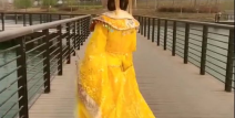 小姐姐穿汉服爬山背影图,小姐姐背影展现古典韵味