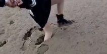 泥巴里打滚的小姐姐图片,小姐姐的欢乐打滚时光