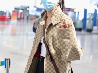 小姐姐戴上红色的发带,青春活力现