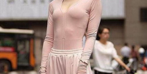 小姐姐蓝白拼色的休闲衫,时尚与舒适的完美融合