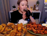 小姐姐吃炸鸡 蛋糕照片,小姐姐的美食瞬间