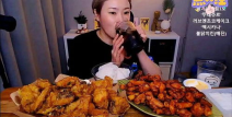 小姐姐吃炸鸡 蛋糕照片,小姐姐的美食瞬间