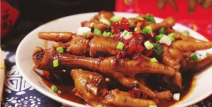 小姐姐吃鸡爪和卤味店,小姐姐独享美味鸡爪与卤味店探秘