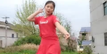 穿中国红的小姐姐跳舞,小姐姐翩翩起舞，展现民族风采